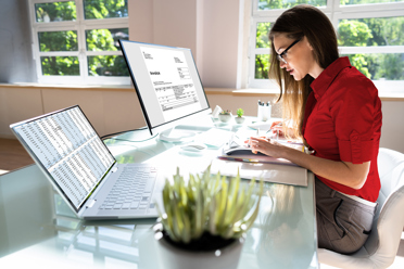 Une femme travaillant à son bureau