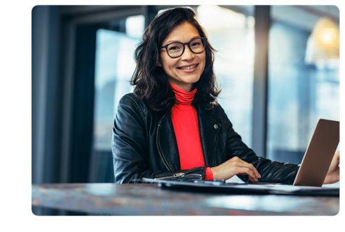 smiling_finance_businesswoman_sitting_at_laptop